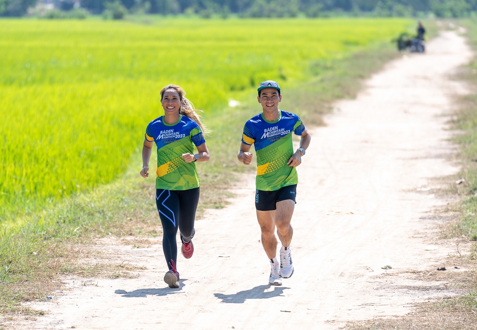 van dong vien chay bo trong nhon nui ba den khong chi thu thach ma rat nen tho
