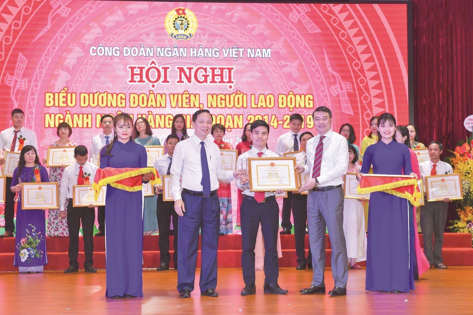 hoat dong cong doan ngan hang viet nam qua anh