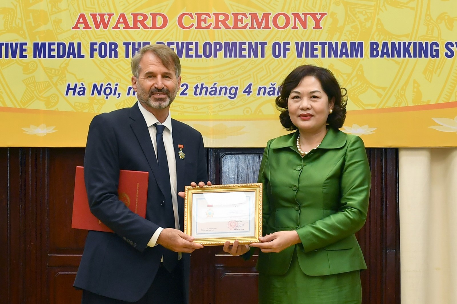 trao tang ky niem chuong vi su nghiep ngan hang viet nam cho nguyen giam doc quoc gia ifc