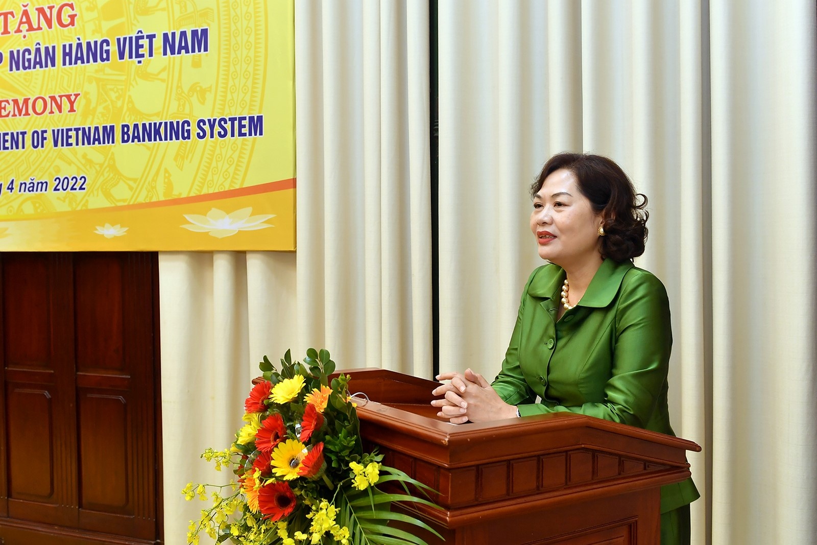 trao tang ky niem chuong vi su nghiep ngan hang viet nam cho nguyen giam doc quoc gia ifc