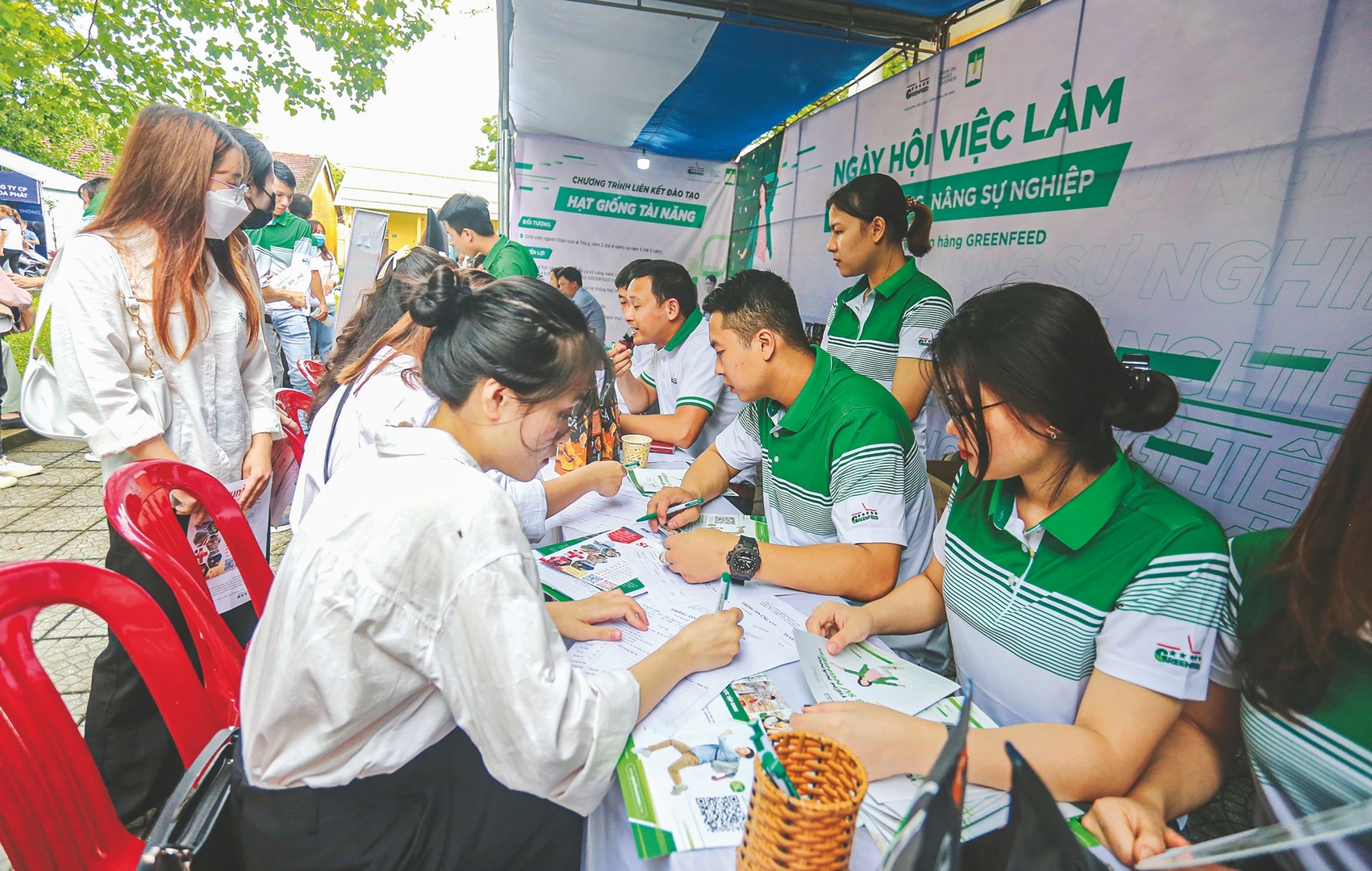 nhan luc so gan tuyen dung voi dao tao tai cho