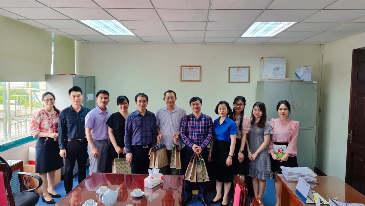 cong doa n co so va chi thanh nien vu kie m toa no i bo trao ta ng qua cho ca c cha u thie nhi do ng
