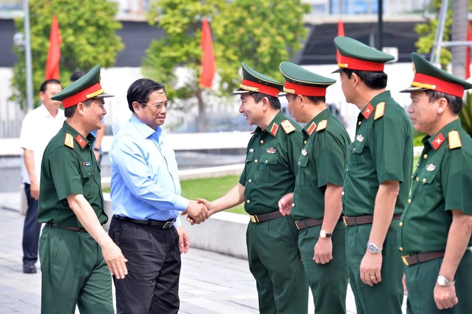 thu tuong pham minh chinh viettel chuyen doi thanh cong tu phuc vu quoc phong sang mo hinh luong dung