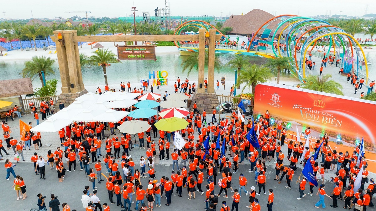 hon 8000 chien binh anh sang bung no tai le ra quan du an vinhomes ocean park 3 the crown