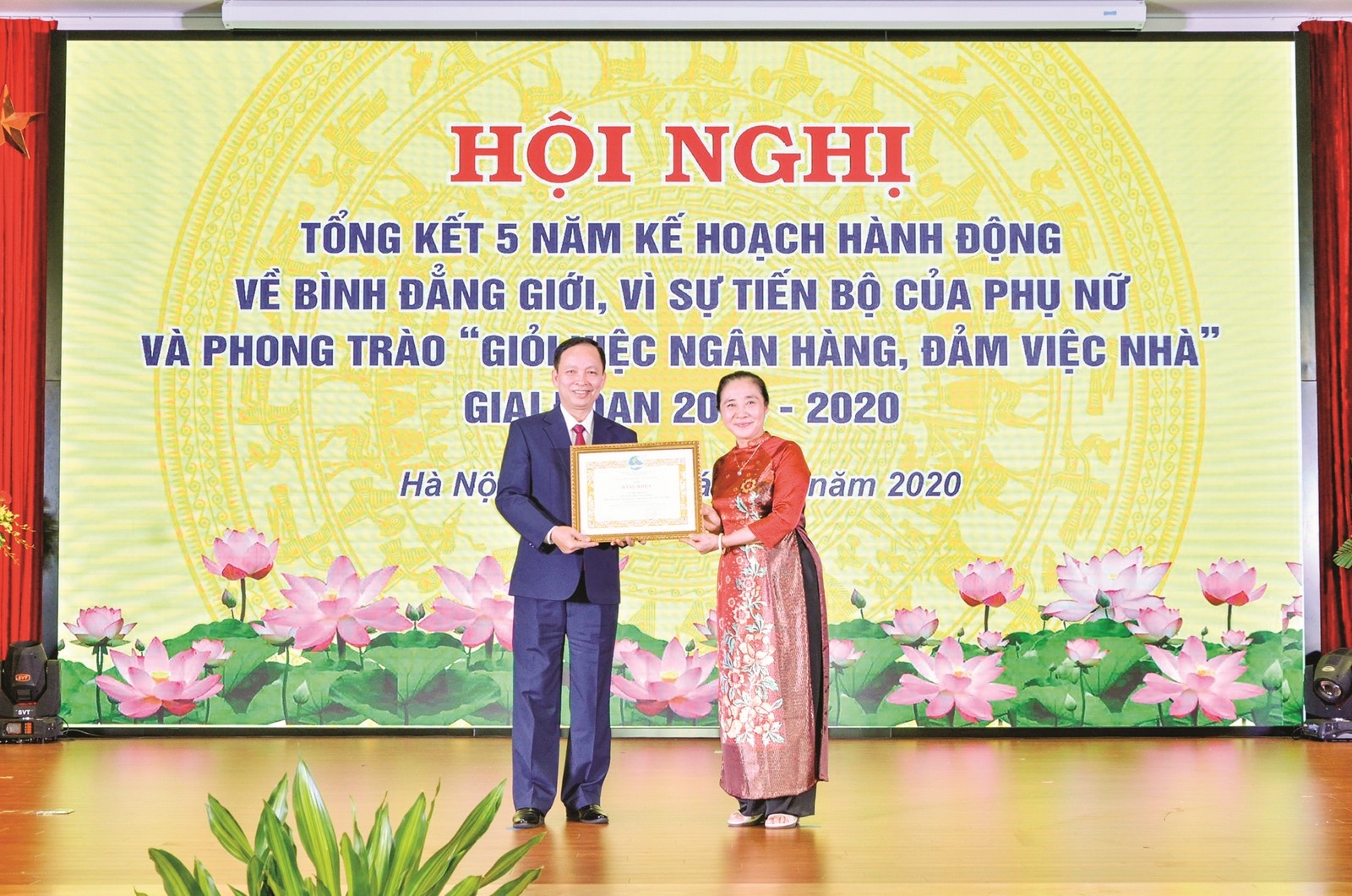 khang dinh vai tro vi the can bo nu trong hoat dong ngan hang