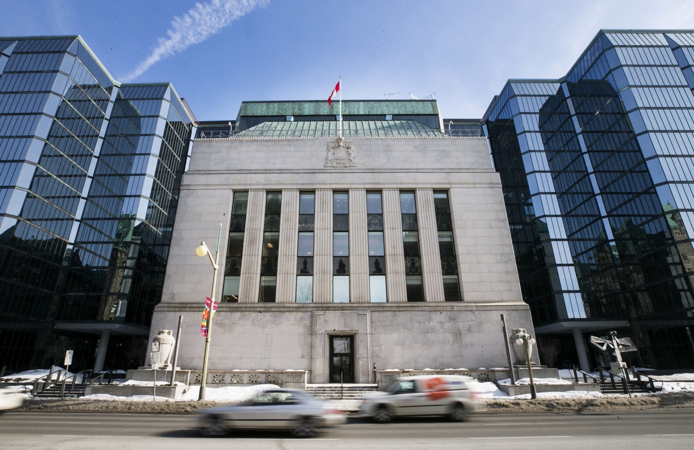 ngan hang trung uong canada lo that chat qua muc