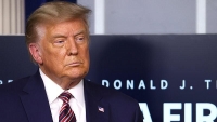 Ông Trump đe dọa không ký dự luật cứu trợ mới