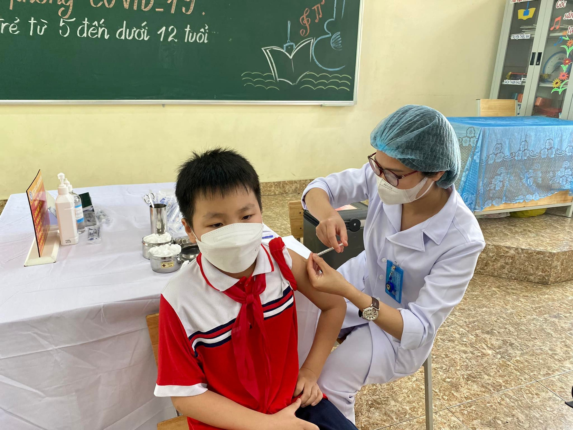 nhung luu y khi dua tre di tiem chung