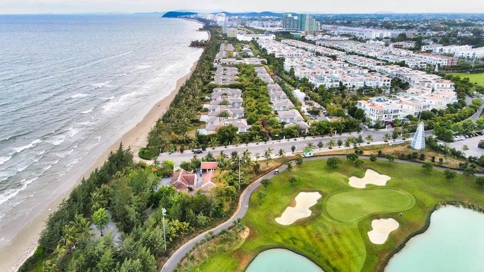 co gi trong hai khu villa bien biet lap noi tieng cua flc hotels resorts