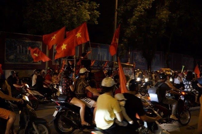 Rực đỏ trong niềm vui chiến thắng