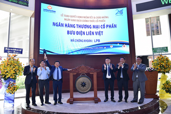 Cổ phiếu LPB của LienVietPostBank tăng tốt trong ngày chào sàn HOSE