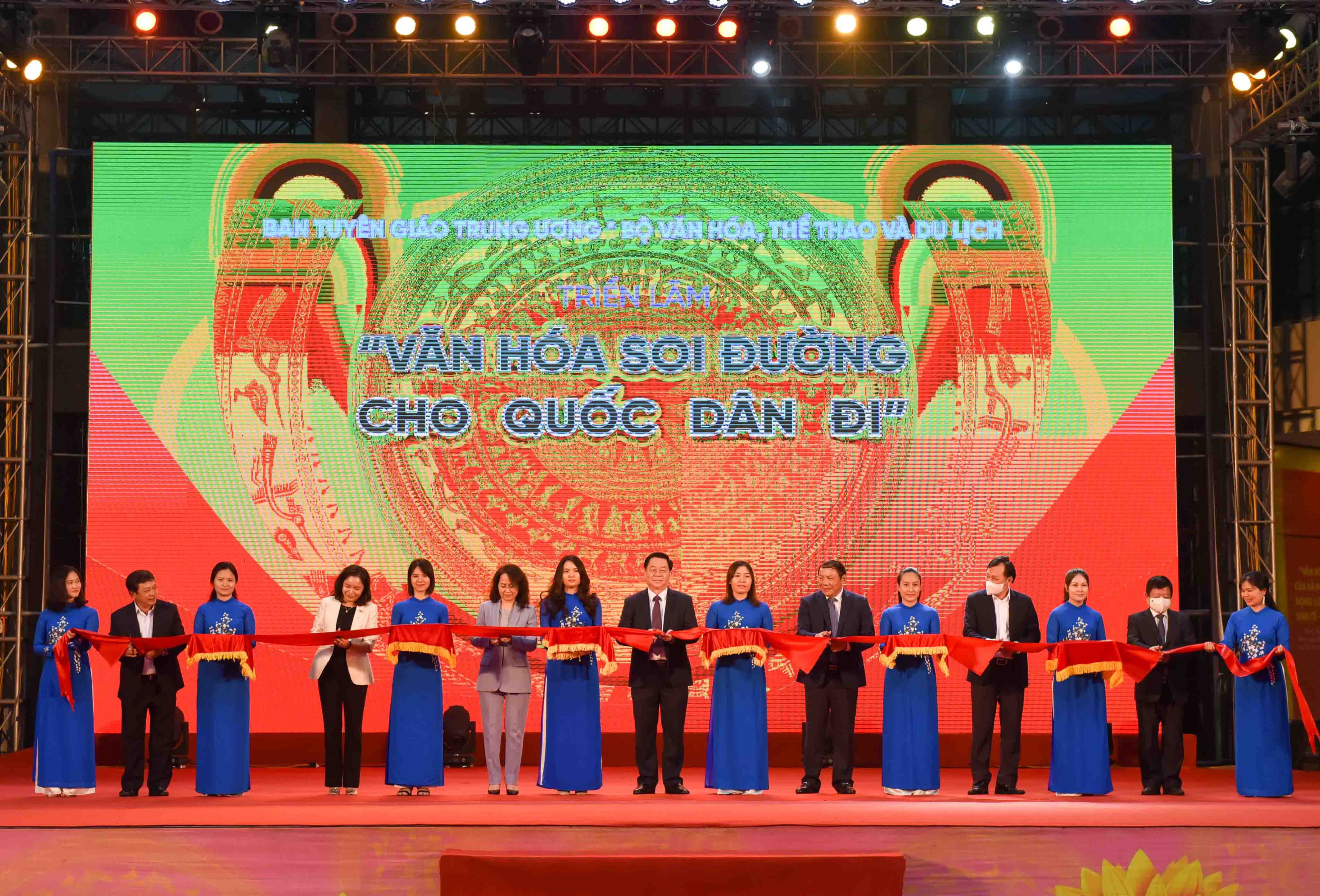 khai mac trien lam van hoa soi duong cho quoc dan di