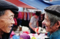 Bát rượu kết tình bạn bè