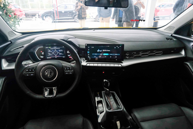 MG5 full option hạ giá còn 579 triệu đồng