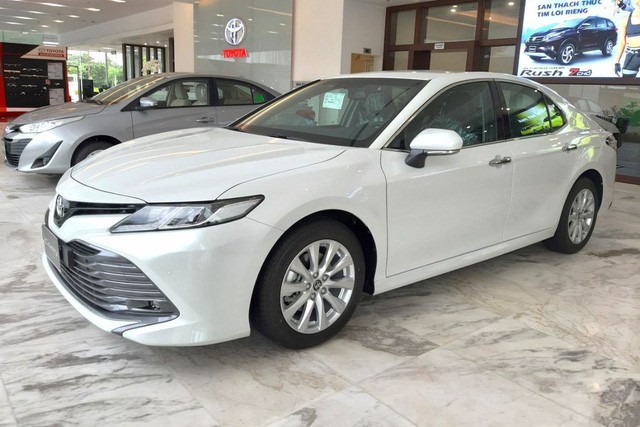 Toyota Camry giảm giá hàng chục triệu đồng