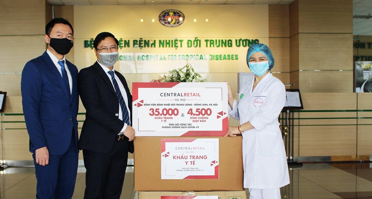 central retail trao tang trang thiet bi y te cho hai benh vien tuyen dau
