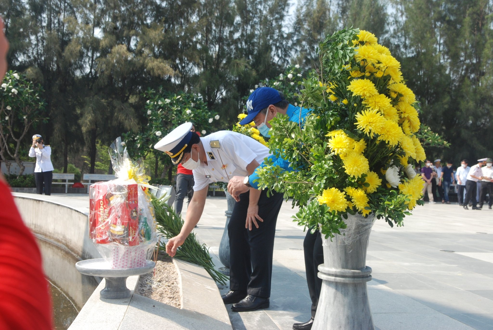 doan cong tac cua ngan hang nha nuoc tham va dang huong tai quan dao truong sa