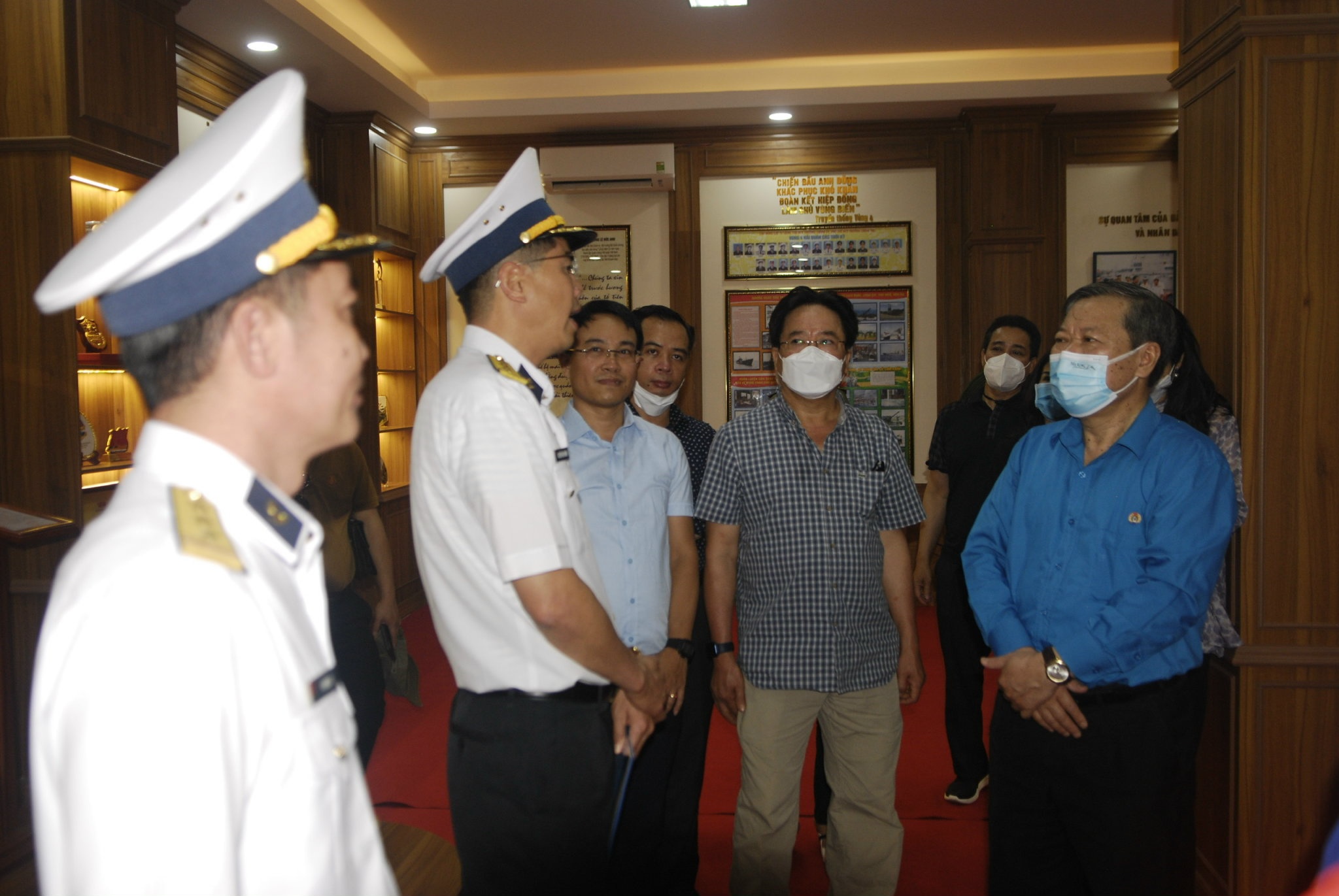 doan cong tac cua ngan hang nha nuoc tham va dang huong tai quan dao truong sa