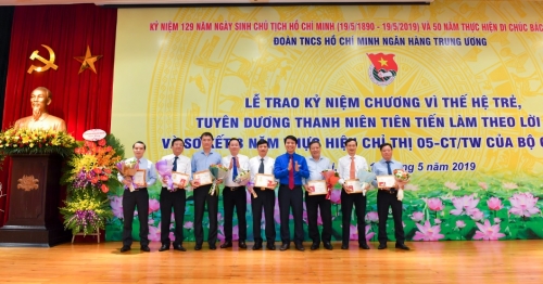 Trao Kỷ niệm chương Vì thế hệ trẻ, tuyên dương Thanh niên tiên tiến làm theo lời Bác