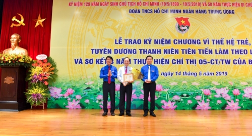 Trao Kỷ niệm chương Vì thế hệ trẻ, tuyên dương Thanh niên tiên tiến làm theo lời Bác