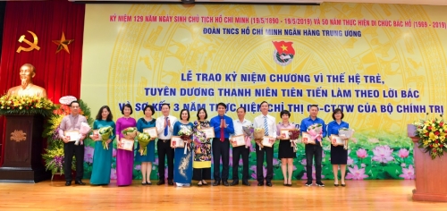 Trao Kỷ niệm chương Vì thế hệ trẻ, tuyên dương Thanh niên tiên tiến làm theo lời Bác