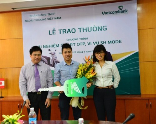 Vietcombank trao tặng xe SH cho khách hàng