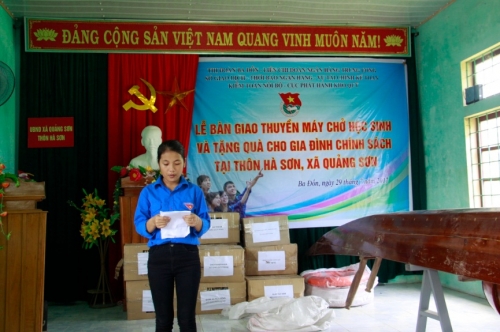 Liên chi đoàn các Vụ, cục NHNN tổ chức trao tặng thuyền máy hỗ trợ bà con vùng lũ