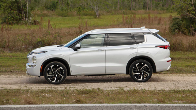 mitsubishi outlander ban hybrid sac dien sap ra mat thi truong