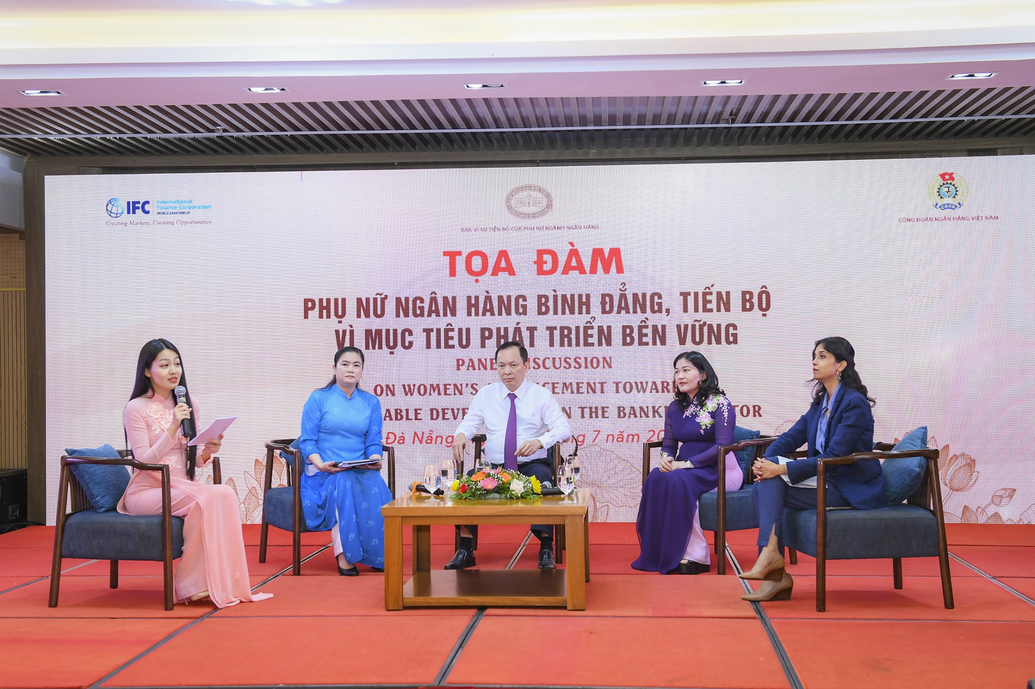 su dong gop cua luc luong can bo nu nganh ngan hang la rat dang ke