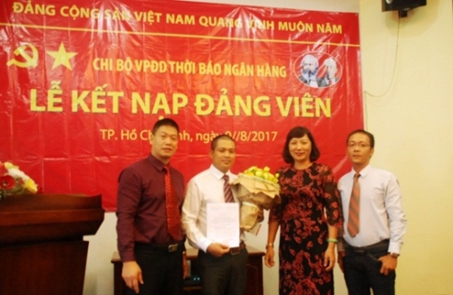 Chi bộ VPĐD Thời báo Ngân hàng kết nạp đảng viên mới
