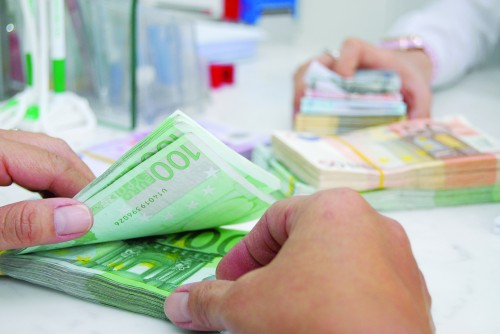 Quản lý chặt chẽ dòng tiền chuyển ra nước ngoài